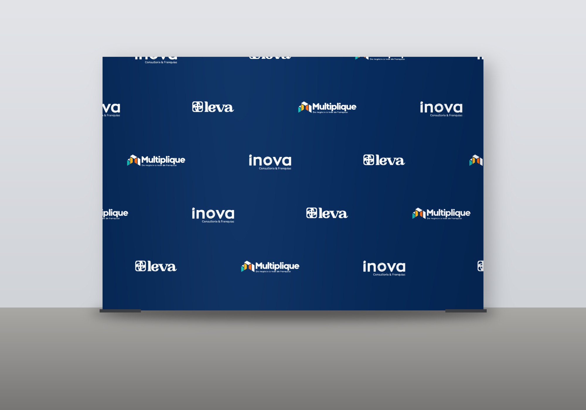 Backdrop de fotos com as marcas Multiplique, Inova e Leva